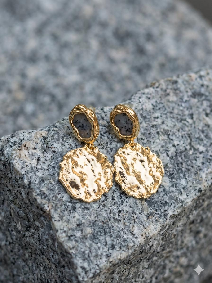 Orecchini Pendenti Amalfi Gold – Cerchi Martellati e Dettaglio Pietra Naturale