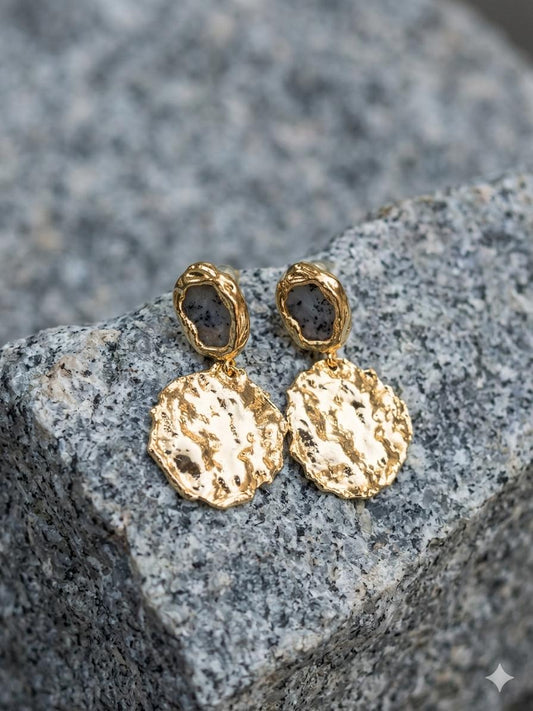 Orecchini Pendenti Amalfi Gold – Cerchi Martellati e Dettaglio Pietra Naturale
