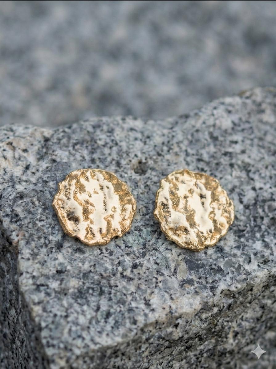 Orecchini a Bottone Positano – Texture Martellata in Oro Organico