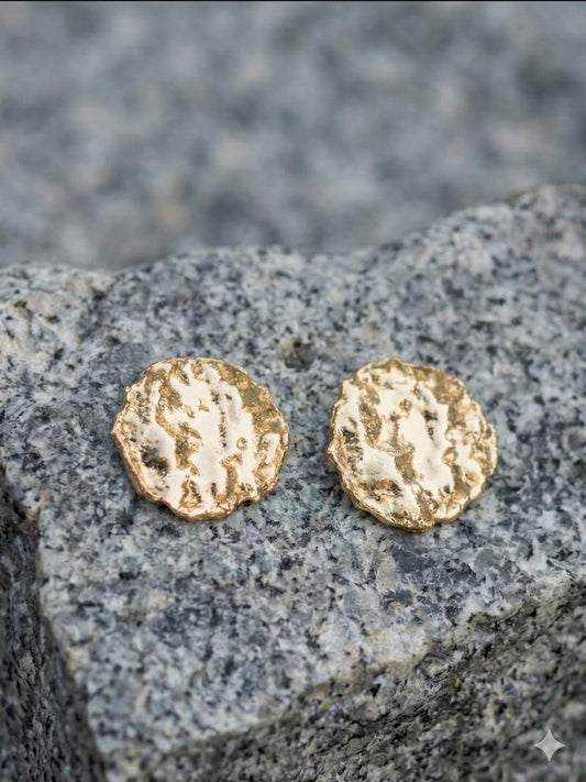 Orecchini a Bottone Positano – Texture Martellata in Oro Organico